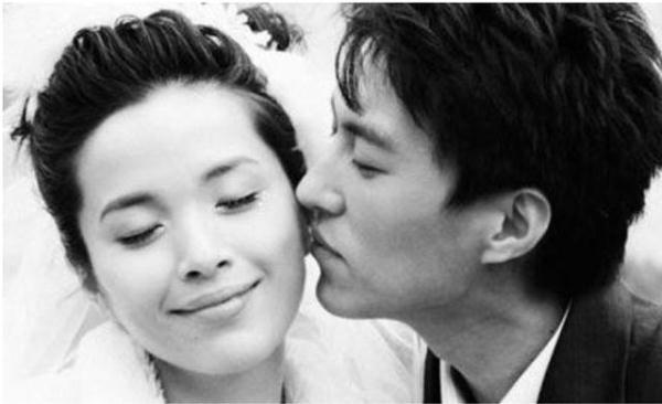 「光明网」靳东老婆晒父子3人牵手照，2岁弟弟身高快到爸爸腰，鞋子亮了
