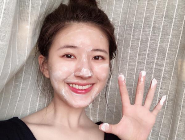 光明网■赵露思晒素颜照，不慎暴露身后“窗帘”，网友：这是洗掉色了？