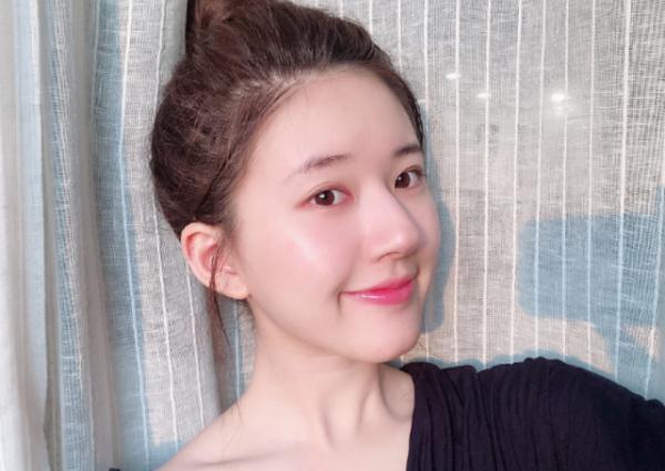 光明网■赵露思晒素颜照，不慎暴露身后“窗帘”，网友：这是洗掉色了？