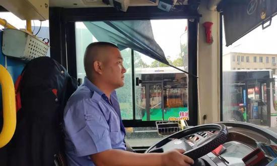 光明网@大妈冒用他人老年证乘公交被识破 丈夫殴打驾驶员