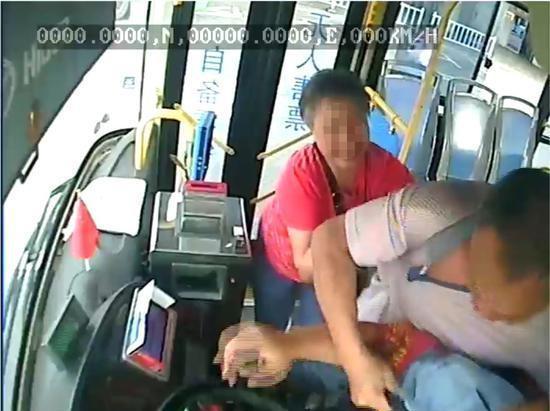 光明网@大妈冒用他人老年证乘公交被识破 丈夫殴打驾驶员