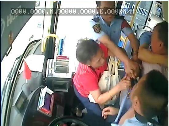 光明网@大妈冒用他人老年证乘公交被识破 丈夫殴打驾驶员
