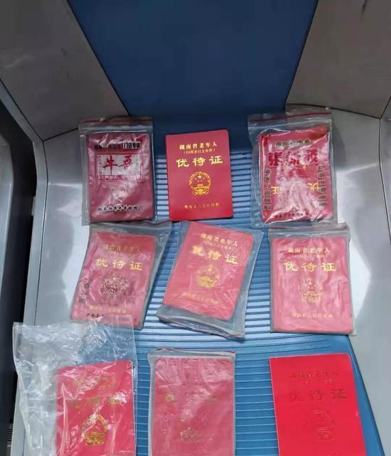 光明网@大妈冒用他人老年证乘公交被识破 丈夫殴打驾驶员