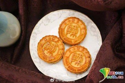 「光明网」高校月饼PK：校徽校训月饼 你想要吗？