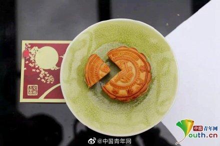 「光明网」高校月饼PK：校徽校训月饼 你想要吗？