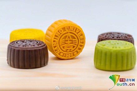 「光明网」高校月饼PK：校徽校训月饼 你想要吗？