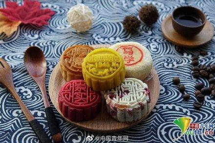 「光明网」高校月饼PK：校徽校训月饼 你想要吗？