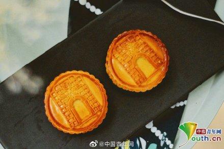 「光明网」高校月饼PK：校徽校训月饼 你想要吗？