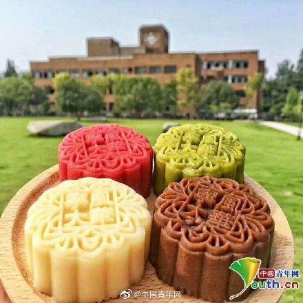 「光明网」高校月饼PK：校徽校训月饼 你想要吗？