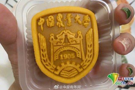 「光明网」高校月饼PK：校徽校训月饼 你想要吗？