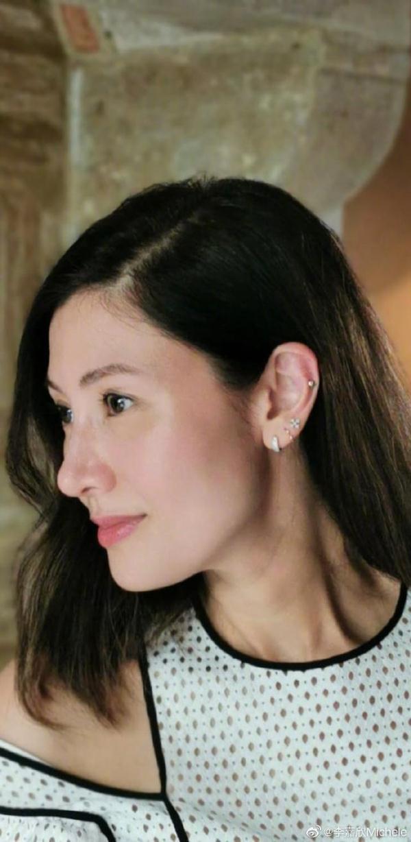 光明网■49岁阔太李嘉欣晒近照，面部圆润发福不少，网友：胖了也好看