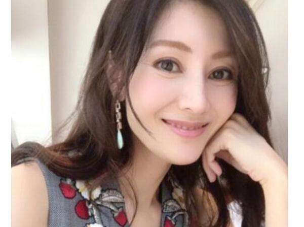 光明网■49岁阔太李嘉欣晒近照，面部圆润发福不少，网友：胖了也好看