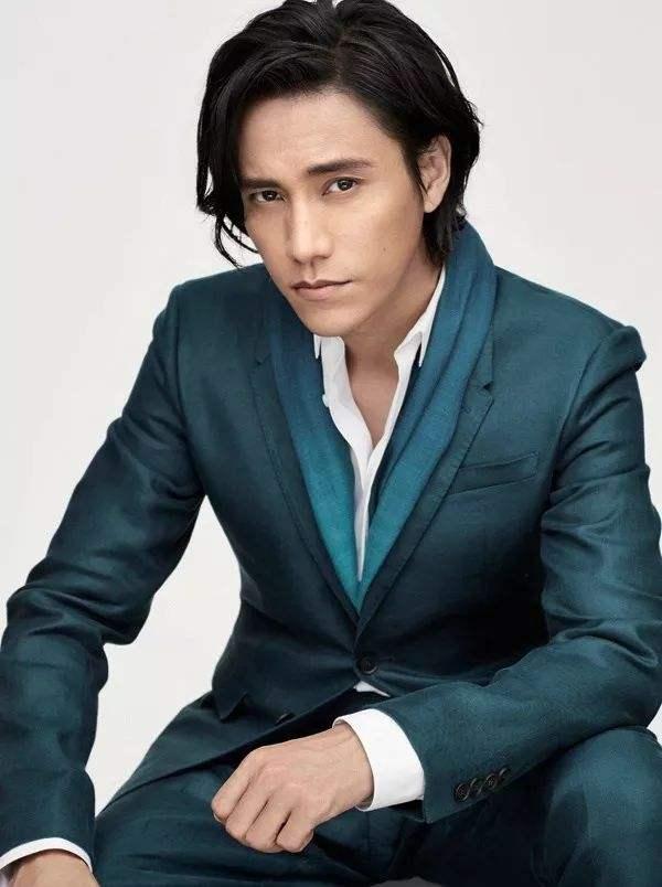 光明网■陈坤晒儿子陈尊佑校服照，父子两感情深厚，更像兄弟
