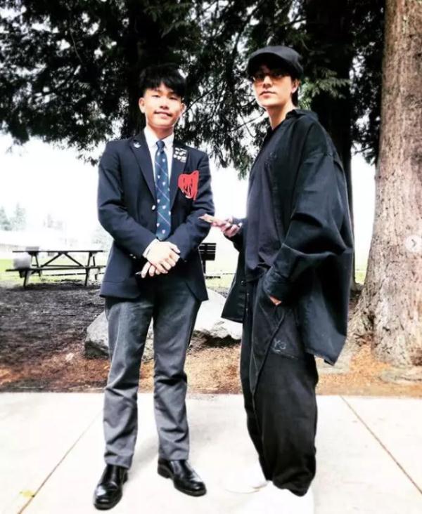 光明网■陈坤晒儿子陈尊佑校服照，父子两感情深厚，更像兄弟