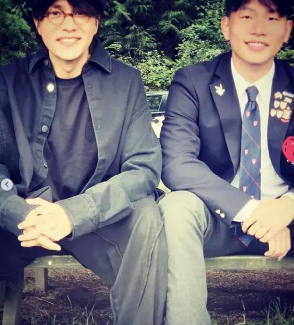 光明网■陈坤晒儿子陈尊佑校服照，父子两感情深厚，更像兄弟
