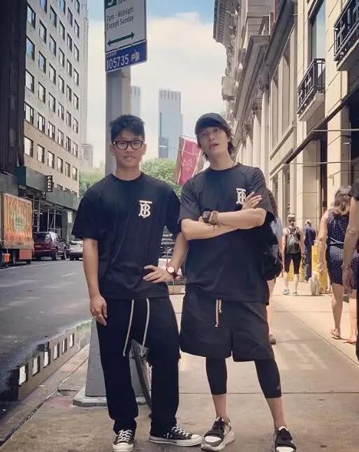 光明网■陈坤晒儿子陈尊佑校服照，父子两感情深厚，更像兄弟