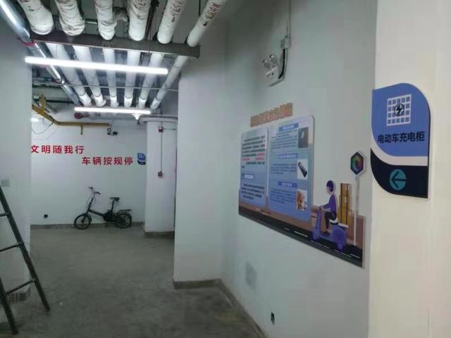 北京日报客户端：东城首家地下非机动车停车场落成，保安全天值守，配备充电柜