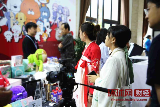 「环球网」看！汉服v小姐姐和IP人偶都来逛2019中国IP展了