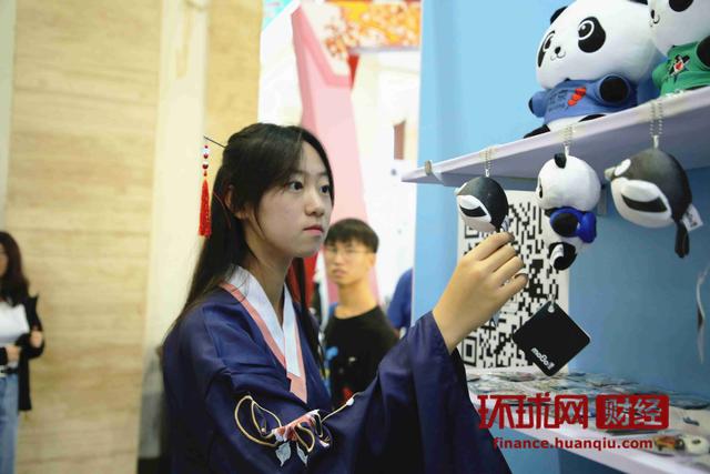 「环球网」看！汉服v小姐姐和IP人偶都来逛2019中国IP展了
