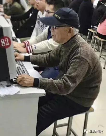 #光明网#67岁大爷七次考过法考，75岁奶奶死磕注会
