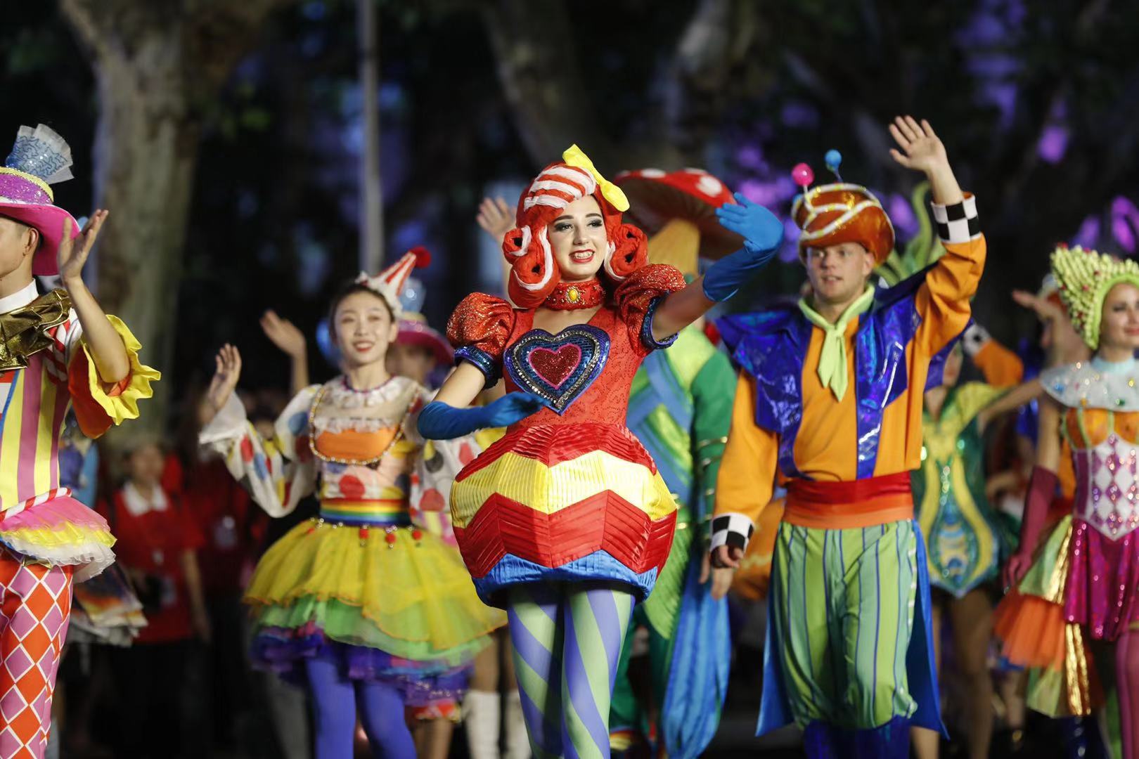 #文汇报#淮海路今夜成为流光溢彩的魔幻世界|直击开幕花车大巡游