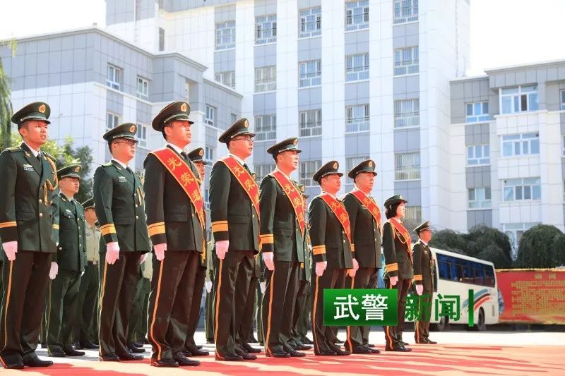 【中国武警网】悄然转身，他们向军旗最后一次敬礼！