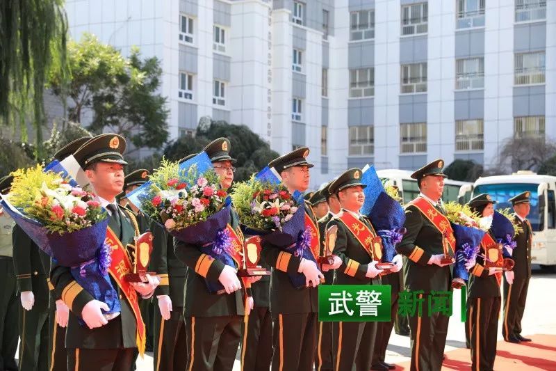 【中国武警网】悄然转身，他们向军旗最后一次敬礼！