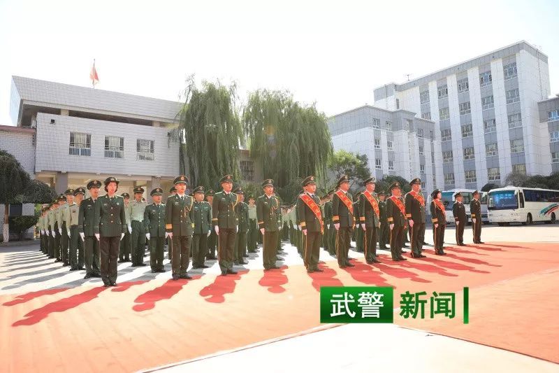 【中国武警网】悄然转身，他们向军旗最后一次敬礼！