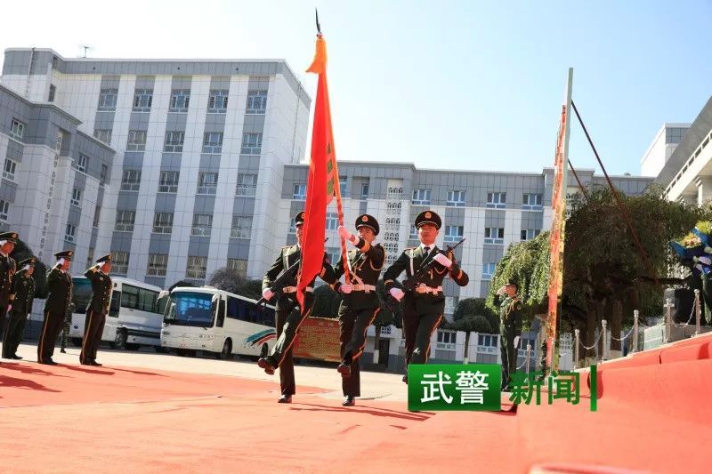 【中国武警网】悄然转身，他们向军旗最后一次敬礼！