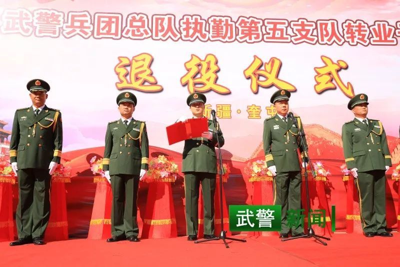 【中国武警网】悄然转身，他们向军旗最后一次敬礼！