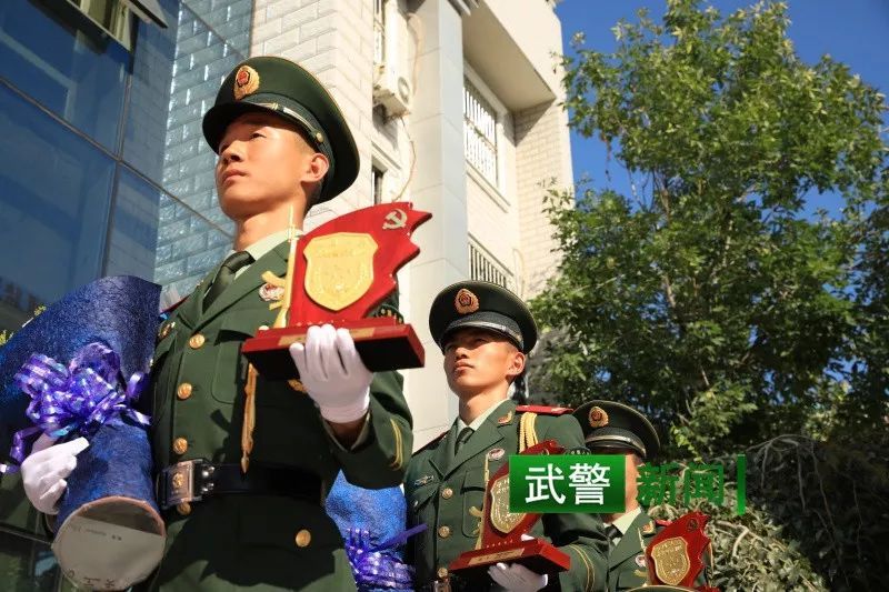 【中国武警网】悄然转身，他们向军旗最后一次敬礼！