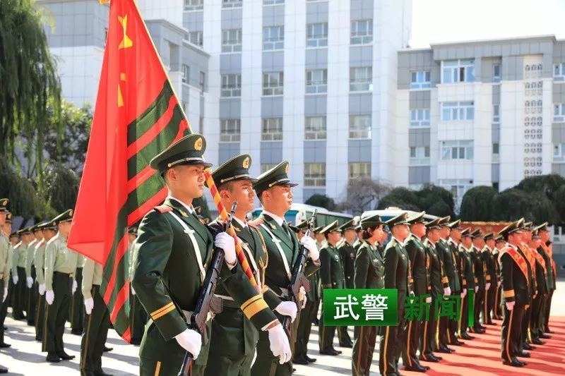 【中国武警网】悄然转身，他们向军旗最后一次敬礼！