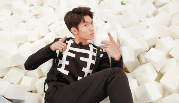 「光明网」张一山被问：杨紫结婚了，你随礼多少？他的回答很真实