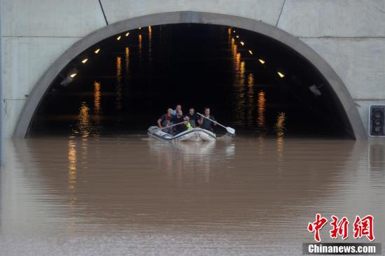 「中国新闻网」西班牙持续暴雨已致5人死亡 隧道被洪水淹没