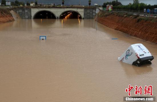 「中国新闻网」西班牙持续暴雨已致5人死亡 隧道被洪水淹没