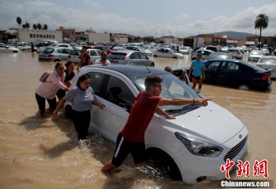 「中国新闻网」西班牙持续暴雨已致5人死亡 隧道被洪水淹没