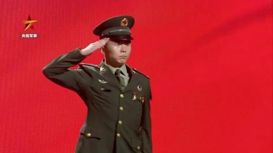 「央视」CBA“擦地哥”：拿起毛巾 就像当兵那年手握钢枪