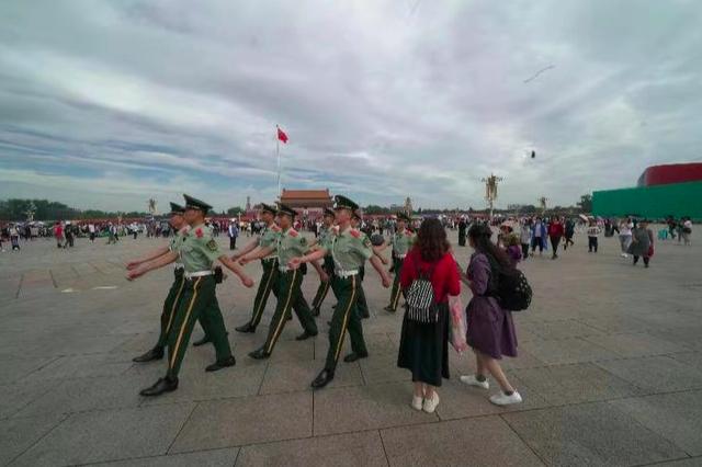 「北京日报客户端」坚守职责使命！常年行走在天安门广场，却无暇欣赏