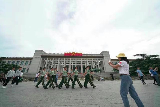 「北京日报客户端」坚守职责使命！常年行走在天安门广场，却无暇欣赏