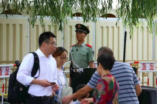 「北京日报客户端」坚守职责使命！常年行走在天安门广场，却无暇欣赏