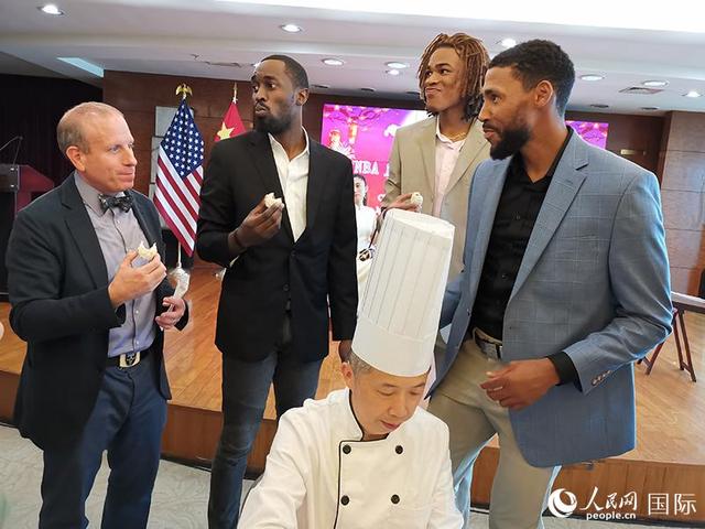 「人民网」中国驻纽约总领事馆与NBA布鲁克林网队共同举办中秋茶话会