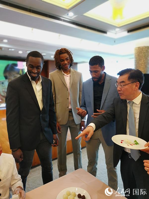 「人民网」中国驻纽约总领事馆与NBA布鲁克林网队共同举办中秋茶话会