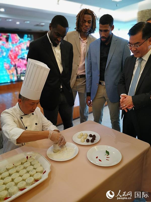 「人民网」中国驻纽约总领事馆与NBA布鲁克林网队共同举办中秋茶话会