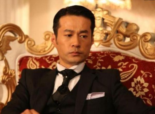 「光明网」30岁放弃年薪百万工作，被胡歌叫去拍戏救场，却造就了经典片段