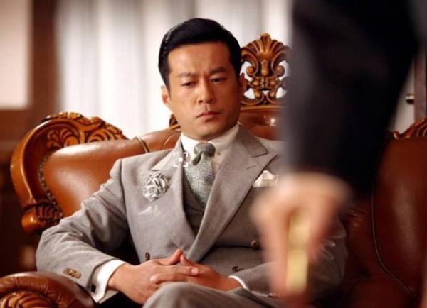 「光明网」30岁放弃年薪百万工作，被胡歌叫去拍戏救场，却造就了经典片段