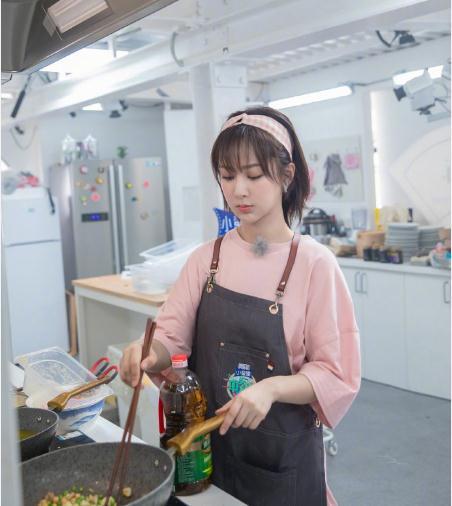「光明网」杨紫做饭的样子真专注！网友：这样的国民媳妇，我喜欢