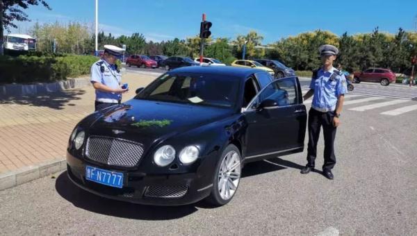 「光明网」假亦真时真亦假！铁骑民警查获套牌宾利车