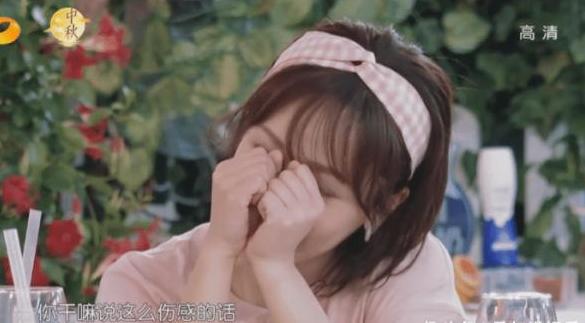 「光明网」《中餐厅》王俊凯因学业暂离节目，临走不忘和大家告别，太伤感了