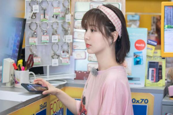 光明网：杨紫在《中餐厅》再出两套私服，头系粉格发带，又美又可爱