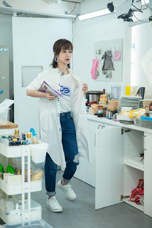 光明网：杨紫在《中餐厅》再出两套私服，头系粉格发带，又美又可爱